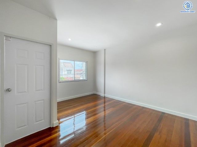 บ้านมือสองตกแต่งใหม่ ม.กฤษดานคร10 รัตนาธิเบศร์-บางใหญ่ ราคาถูกที่สุดในย่านนี้ บนเนื้อที่ 20 ตร.ว. ฟังก์ชั่น 3 ห้องนอน 2 ห้องน้ำ ทำเลเยี่ยมติดถนนรัตนธิเบศร์ ห่างรถไฟฟ้า "สถานีสามแยกบางใหญ่" เพียง 200 เมตร ใกล้เซ็นทรัลเวสต์เกตเพียง 1 กม. และจุดขึ้นทางด่วน "กาญจนาภิเษก"